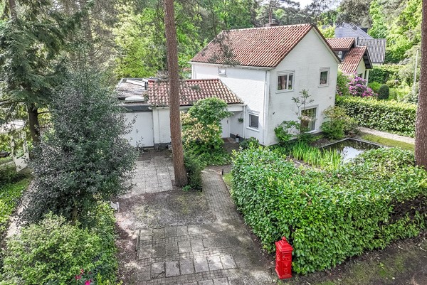Voor een volledig overzicht verwijzen wij je graag naar de digitale plattegronden, de foto's, de video en de eigen website van deze woning: dennenlaan17.nl